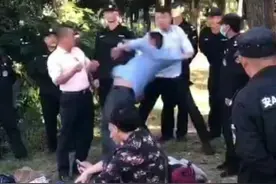 松雅湖保安制止老人游泳，男子说公道话被群殴？公园保安队负责人：警方已介入，一名保安被带走图片