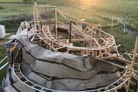 疫情期间游乐园关闭 美国一家庭在后院自建过山车图片