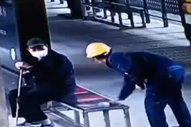 善良得让人心疼！农民工赶公交车突然返回来擦拭刚刚坐过的椅子视频封面