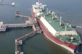 41秒｜中国石化天津LNG接收站首次成功靠泊世界最大LNG运输船视频封面