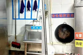 宁夏一高校食堂后厨被曝“锅里涮拖把”校方回应图片