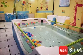 女婴戴脖圈游泳窒息身亡！记者走访：海口婴儿游泳普遍戴脖圈 从业人员资质无标准图片