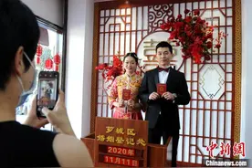 福建漳州古城上演集体婚礼图片