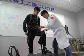 试穿中国最新“钢铁侠”外骨骼：一分钟内就可穿好，背个沙袋还能跑跳图片