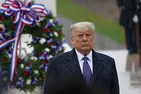 现场！特朗普赴国家公墓致敬阵亡将士 雨中默哀后一言不发离开视频封面