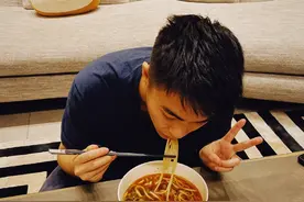 宵夜时间！何猷君凌晨泡面吃 不忘艾特妹妹何超莲图片