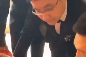 这个新郎太难了！接亲现场，新郎跪地做雅思英语听力试卷图片