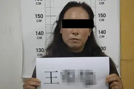 没有一点防备！云南两小伙同时爱上50岁大妈，争相送出数万元图片