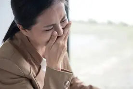 杭州一女子接到陌生电话后，失了魂一样冲出家门...图片