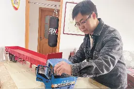 35年手工制作汽车模型数千件图片