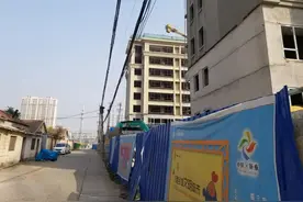 新泰一小区唯一出行道路被占 二百多户居民出行或受阻图片