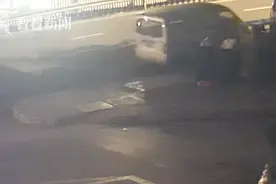 音乐系毕业生被拘留前放声高歌 还问民警：要我教你吗图片