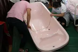 阿姨爷叔请提问｜失能老人洗澡难？“移动浴缸”解烦忧图片