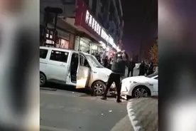 56秒丨临沂一男子街头光膀子怒砸面包车？目击者：砸的是他自己的车…图片