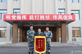 两名哨兵收到“意料之中”的锦旗图片
