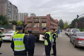 逢车必查！成都交警严查渣土车交通违法行为图片