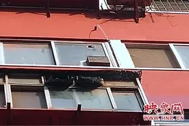 环卫工凌晨上班忘关水龙头 厨房积水顺着管子往楼下流图片