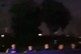 「视频」动人一幕！中超决战夜，湖北黄石球迷千里迢迢赶来为江苏队助威图片