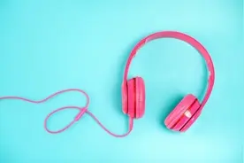 大学校园里“依赖耳机”的我们图片