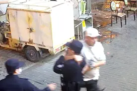 男子耍酒疯袭警，还叫嚣“知道我爸是谁吗”视频封面