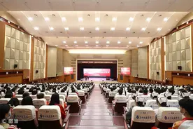 “两地三天三校三场”“时代楷模”赵志全同志先进事迹报告会进校园图片