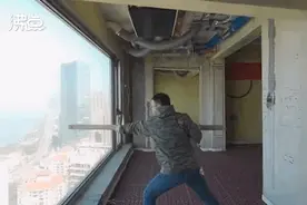 男子狂砸41楼落地窗，网友炸锅图片