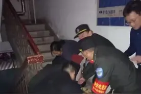 男子醉倒在楼道口叫不醒 5人合力才把其抬回家图片
