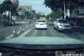 钦州一小车逆行被网友举报，罚款扣分图片