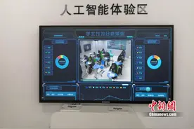 智慧课堂上课啥感觉？传纸条、吃零食难逃老师“法眼”图片