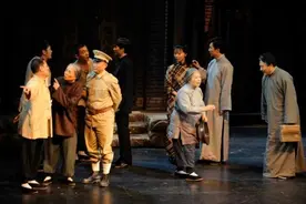 全明星阵容舞台同框，《四世同堂》载誉上演图片