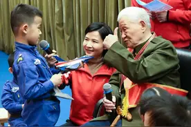 “蓝天娃”和空军老英雄共话“双20”飞机图片