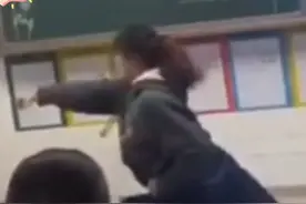 妈妈在家长会上表演拳术震撼全场 网友：孩子在班上地位稳了图片