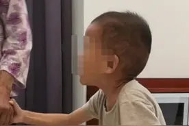 深圳2岁半男童2000多度近视、驼背、消瘦，经基因检测确诊为“天才病”图片
