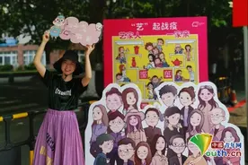 女大学生耗时2个多月 为全院20位老师绘制Q版画像图片