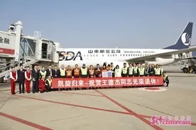 功勋飞行员王德杰：坚守蓝天四十四年 飞行时间3万多小时图片