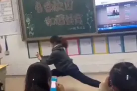 家长会上妈妈表演拳术飒翻全场 网友：看谁敢欺负她家孩子视频封面