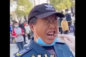 哭笑不得！保安大叔做核酸检测做出表情包，网友：这可不是棒棒糖啊图片
