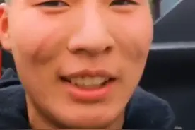 卸下空气呼吸器满脸勒痕的消防员有多帅。视频封面