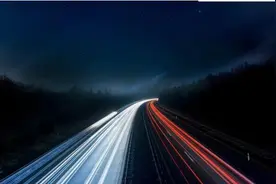 高速路为什么没有路灯？多年的疑惑终于明白了图片