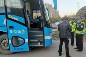 老司机C照开大客，因准驾不符“晚节不保”面临严处图片