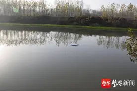 本是夫妻去秋游，不想成了轿车河里“游”图片