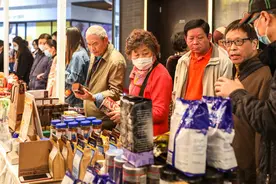 “普京同款”冰淇淋、西班牙黑猪火腿片……在瑞虹商圈也能吃上进博美食图片