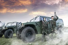 因任务推迟婚期 33名火箭军官兵拍摄战地婚纱照图片