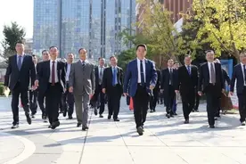 长郡双语这场家长会只允许爸爸参加，妈妈只能围观，网友吵翻了……图片