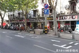 武汉交警在公厕旁设临时停车位 限停时长10分钟图片