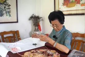 广东七旬“绣娘”数十载致力潮绣发展，和女儿创作潮绣抗疫作品视频封面