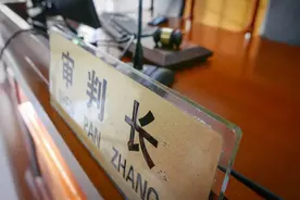 被突然闯入家门的“入侵者”殴打后奋力反击，女子因“防卫过当”被告上法庭图片