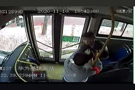 惊险！公交车上男子突然口吐白沫，司机乘客合力救助图片