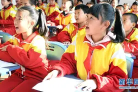 乡村小学的音乐课堂图片