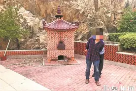 男子深夜进寺庙 不拜菩萨偷金灰图片